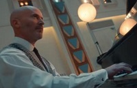 Murray Gold in The Devil's Chord, playing piano for the Song & Dance routine